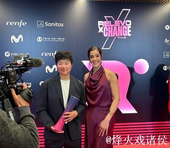 表彰体育精神！西班牙媒体为何冰娇颁发纪念奖杯